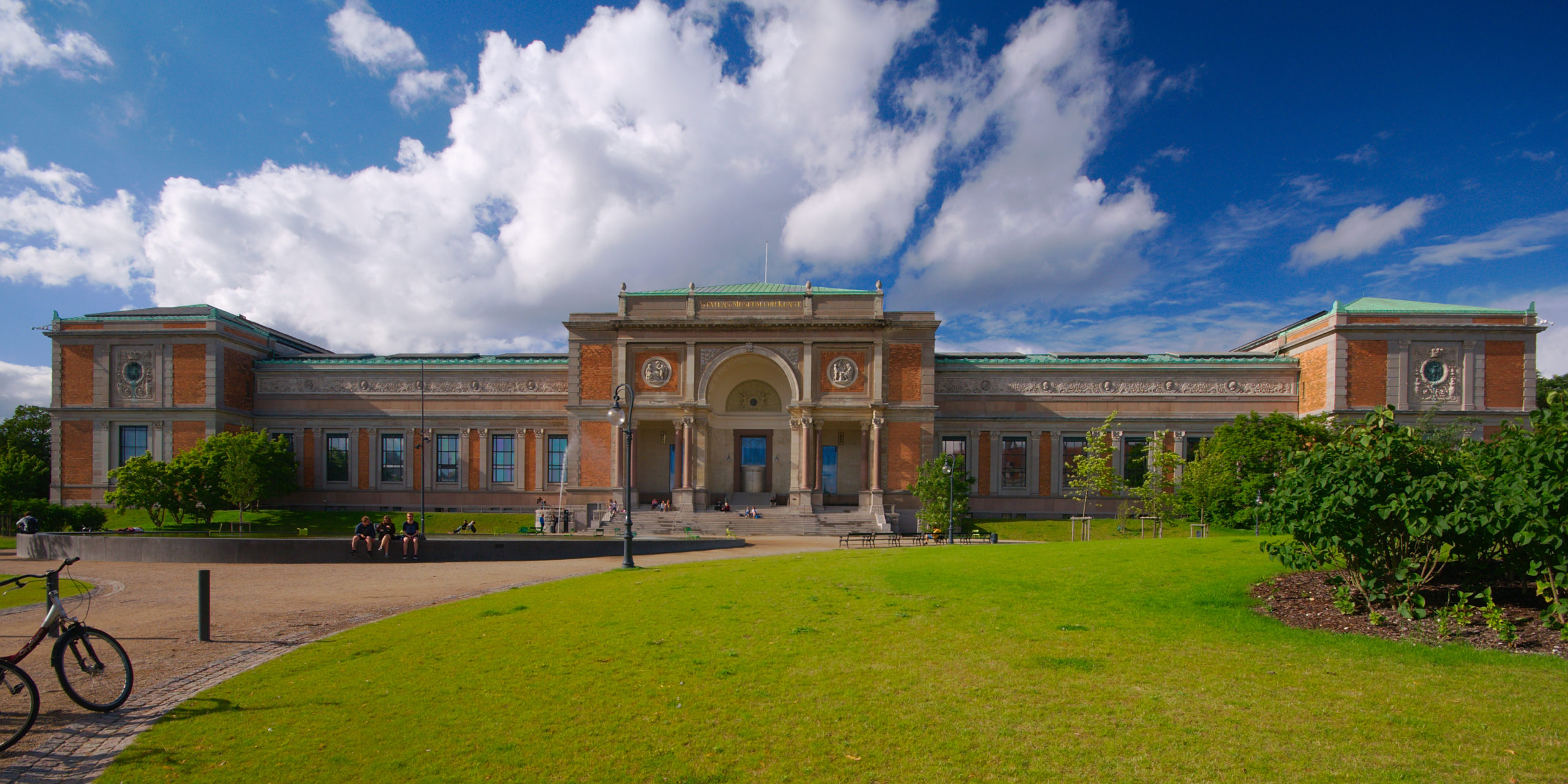 Na capital, também existe a Galeria Nacional da Dinamarca, que é um museu de arte voltado à coleções dinamarquesas e internacionais do século XIV até os dias atuais.