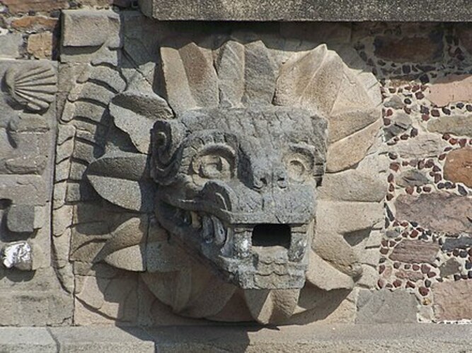 Entre esses povos, existia a Quetzalcoatl, que era uma divindade na cultura e literatura mesoamericanas e significa 