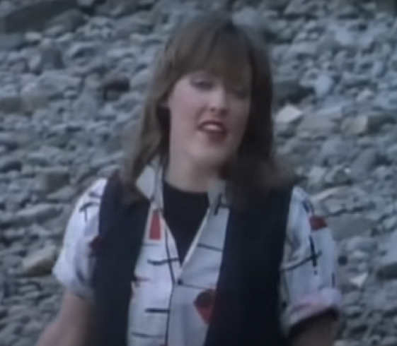 Essa é uma canção escrita por Kimberley Rew para o álbum de estreia homônimo da banda de rock britânica “Katrina and the Waves”, em 1983. Foi o primeiro sucesso da banda no top 40 dos Estados Unidos e o maior sucesso no Reino Unido até "Love Shine a Light" (1997).-reprodução 