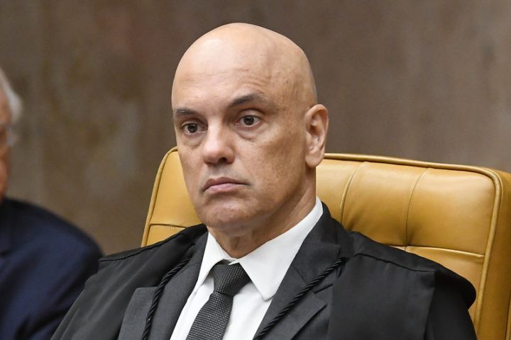 A proposta havia sido vetada pelo presidente Lula, mas o Congresso Nacional derrubou o veto no fim de abril. Apesar disso, a suspensão determinada por Alexandre de Moraes impede, por enquanto, a revisão imediata das condenações até que o STF tome uma decisão definitiva sobre a validade da norma.
