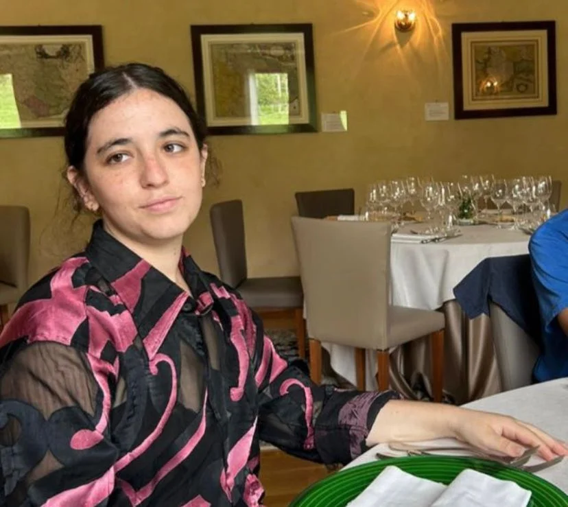 Shai Regev, 25, do jornal Ma’ariv, e Ayelet Arnin (foto), 22, da emissora pública israelense Kan, foram mortos quando faziam a cobertura do festival de música Supernova.-Reprodução/Facebook