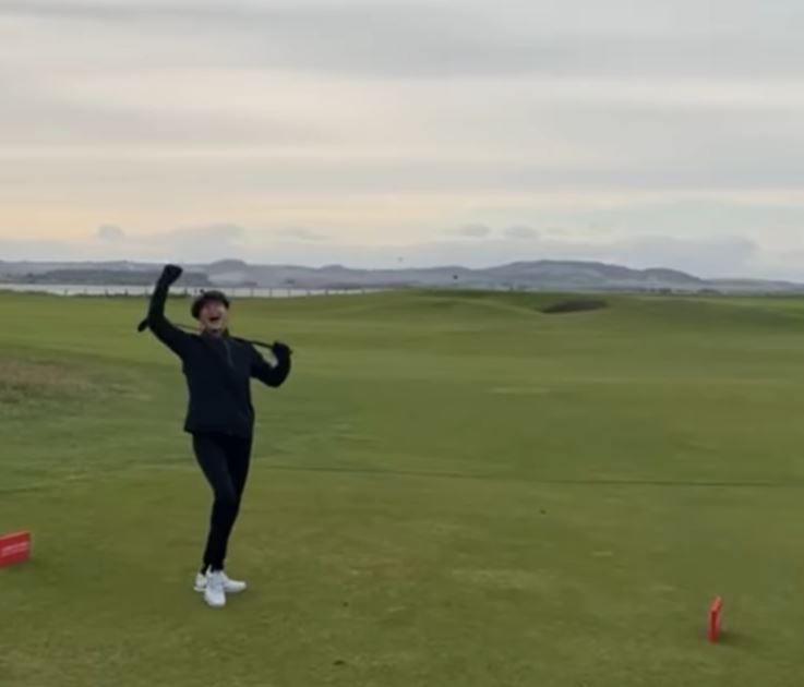Catherine Zeta-Jones marca no golfe e comemora nas redes sociais