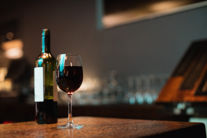 O vinho tinto é produzido com uvas escuras, com longo contato com a casca da fruta. A diferença de tonalidade depende de tipo de fruto, do tempo e do método de envelhecimento.