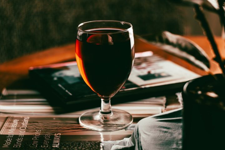 Segundo o jornal The Sun, para ajudar na identificação, os restaurantes locais receberam fotos do golpista.
