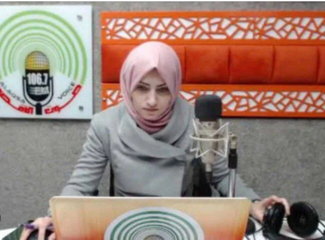 No dia 26 de outubro, Duaa Sharaf, apresentadora da rádio Al-Aqsa, morreu junto com a filha quando sua casa foi atingida por mísseis israelenses.-Reprodução/Redes Sociais