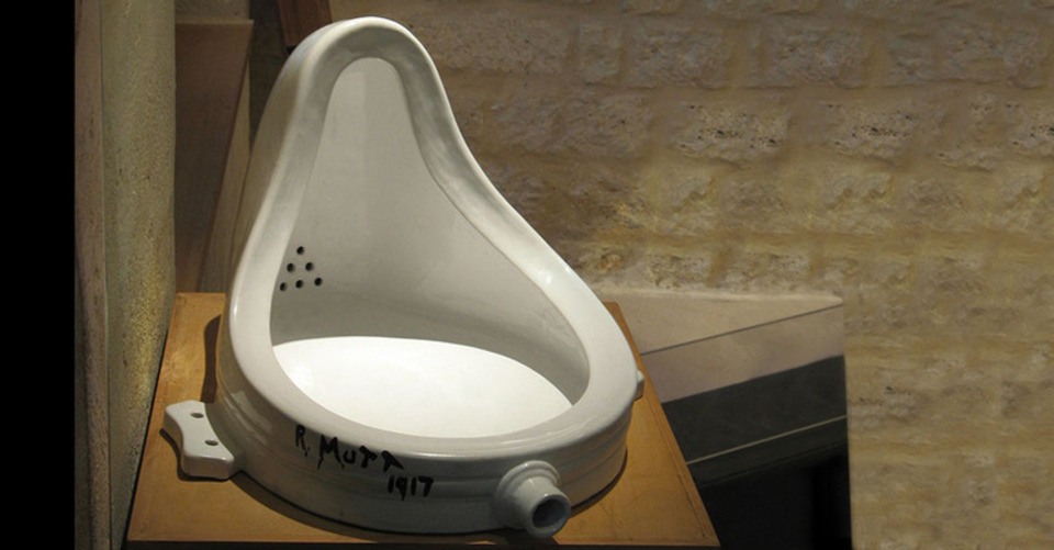 Na ocasião, Duchamp escolheu o urinol por causa de sua falta de estética.
Com o tempo, "A Fonte" ficou internacionalmente conhecida e fotografada por Alfred Stieglitz, dono de uma das galerias de arte mais badaladas de Nova York. 