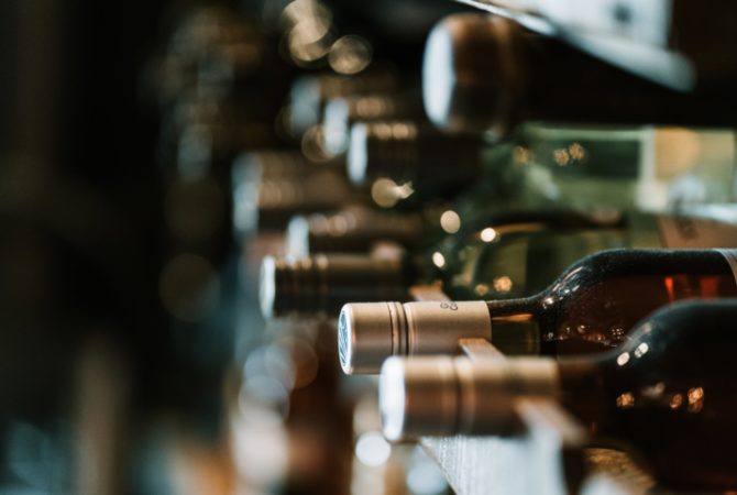 Inteligência Artificial identifica garrafas de vinho com rótulos trocados
