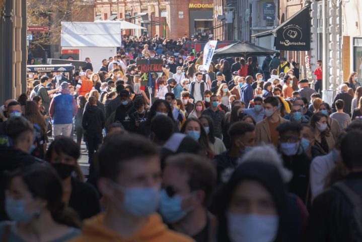 Especisalistas destacam a importância do uso de máscaras por pessoas com doenças, como acontece regularmente em lugares como o Japão, e não apenas em caso de epidemia. 