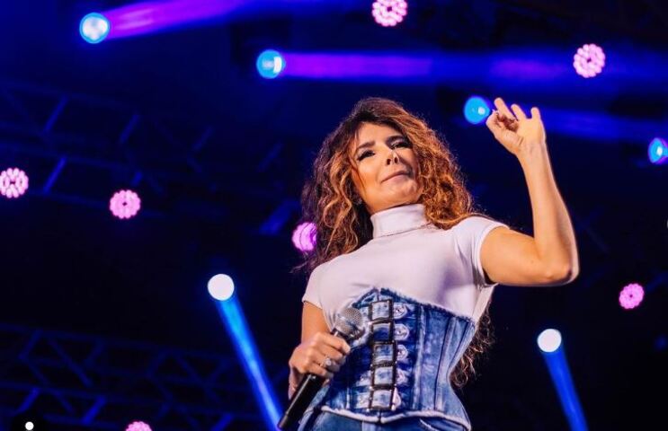 Nas redes sociais, sua beleza é sempre exaltada. Mas, volta e meia, ela faz publicações que geram comentários sarcásticos. São os altos e baixos da talentosa cantora na web.   - 