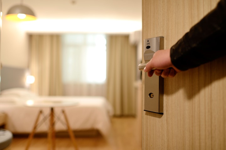 Segundo uma declaração do gerente do restaurante à imprensa local, o homem afirmou que ia pegar o dinheiro em seu quarto de hotel.