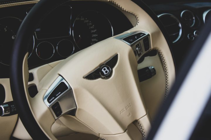 Os carros da Bentley são feitos com materiais de alta qualidade e costumam ser construídos à mão por artesãos qualificados. 
