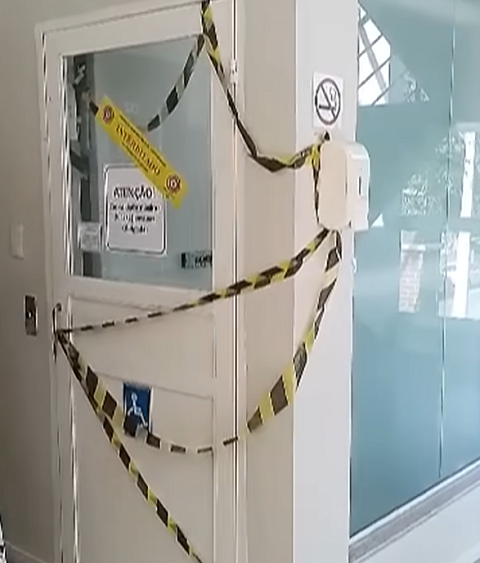 Em depoimento Ã  CNN, o delegado responsÃ¡vel pelo caso, AndrÃ© Roese, relatou que a filha, que os acompanhava, nÃ£o viu que o elevador da clÃ­nica estava no andar de cima quando a porta abriu.