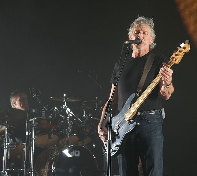 Eles são um dos grupos mais bem-sucedidos comercialmente da história da música popular. A formação original era composta por Nick Mason (bateria), Roger Waters (baixo, voz), Syd Barrett (guitarra, vocal) e Richard Wright (teclados, voz). Os dois últimos morreram em 2006 e 2008, respectivamente.-Eddie Berman/Wikimedia Commons