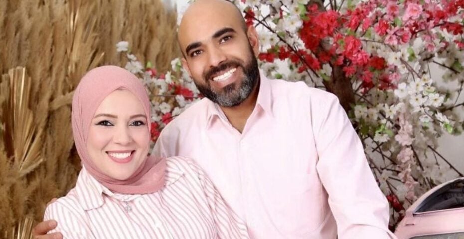 A jornalista Salma Mkhaimer, de 31 anos, morreu junto com familiares (entre eles um filho pequeno, o pai e a mãe) durante ataque aéreo israelense na cidade de Rafah, no sul de Gaza, no dia 25 de outubro.-Reprodução/Facebook