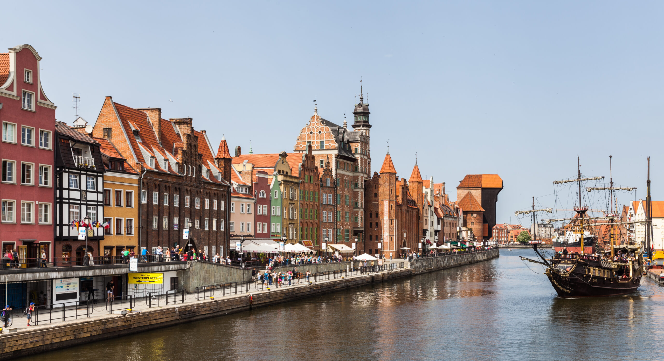 O período da Idade Média deixou uma herança cultural que também se manifesta na arquitetura e no urbanismo. Algumas cidades pelo mundo ainda preservam o estilo medieval e atraem turistas justamente por proporcionarem uma 