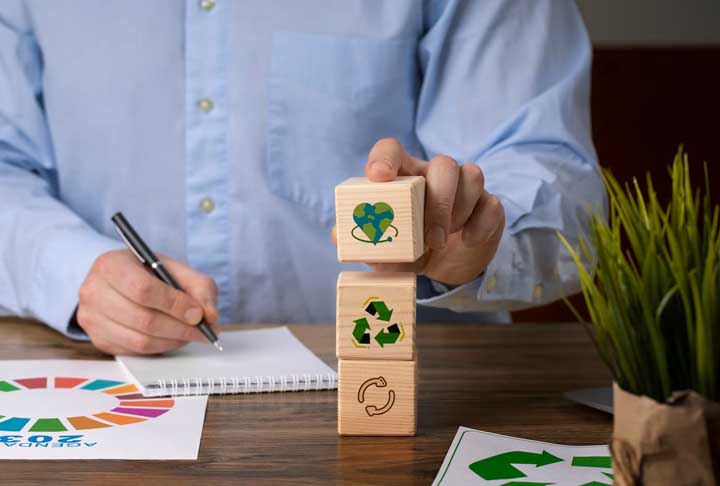 2. Gestor de resíduos: O profissional direciona corretamente resíduos, transformando o lixo em fonte de renda e energia. A formação recomendada é: Graduação em Engenharia Química, Engenharia Ambiental ou Biologia.- Imagem Freepik
