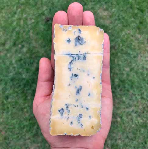 Também da Queijaria Belafazenda, o queijo Duzu ficou com a medalha de prata. Sua inspiração vem nos queijos azuis italianos, tem uma massa cremosa, e, segundo a empresa, o sabor é uma mistura de creme de leite com notas sutis de amargor.-Instagram @belafazenda