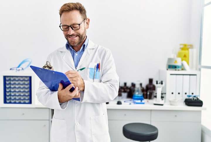 5. Bioinformacionista: Integrando genética e desenvolvimento de medicamentos, esse profissional emerge como uma figura crucial na área de saúde. A formação recomendada é: Graduação em Farmácia, Medicina, Biotecnologia, com combinações sugeridas para especialização.- Imagem Freepik