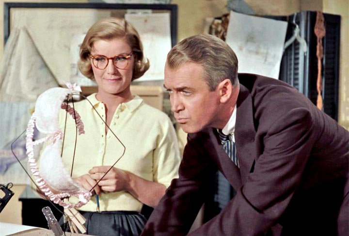 A histÃ³ria segue John "Scottie" Ferguson (James Stewart), um detetive aposentado que sofre de acrofobia (medo de altura). Ele entÃ£o Ã© contratado para seguir e investigar o comportamento estranho da esposa de um um antigo amigo.