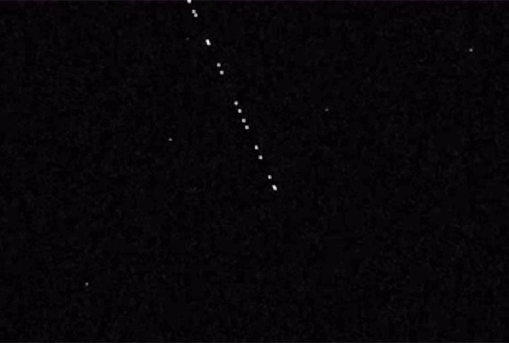 Enquanto os satélites se dirigiam aos locais pré-programados, eles poderiam ser vistos facilmente no céu durante a noite.-Reprodução de vídeo BBC
