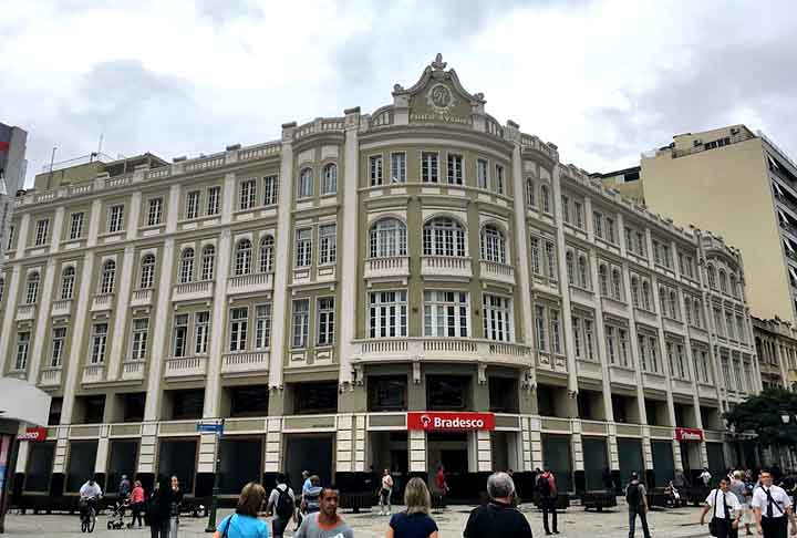 Famoso pelo "Natal na Avenida", o Palácio Avenida, um dos primeiros edifícios da cidade, foi inaugurado em 1929 e construído pelo imigrante sírio-libanês Feres Merhy.