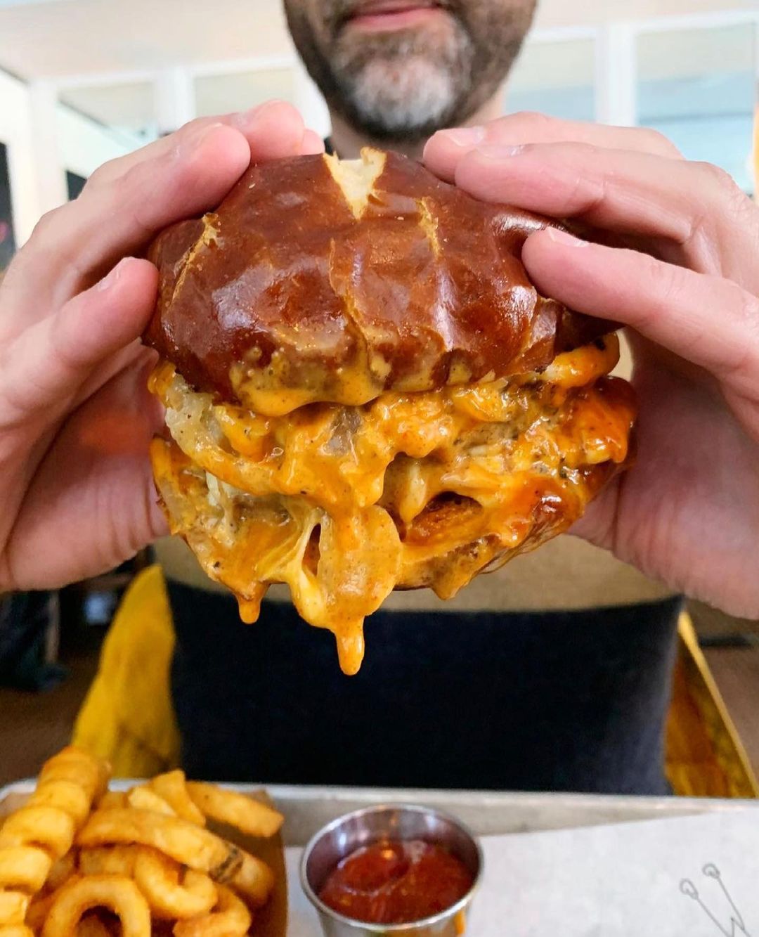 O pão de pretzel desafia as expectativas por ser surpreendentemente macio, e seu sabor salgado complementa bem o hambúrguer para permitir que os sabores profundos e suculentos da carne brilhem adequadamente. 