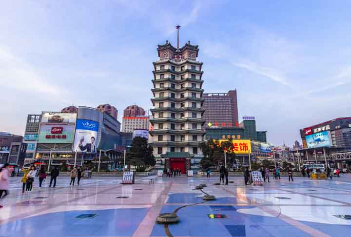  A cidade serve como um centro político, econômico e tecnológico da China. 
