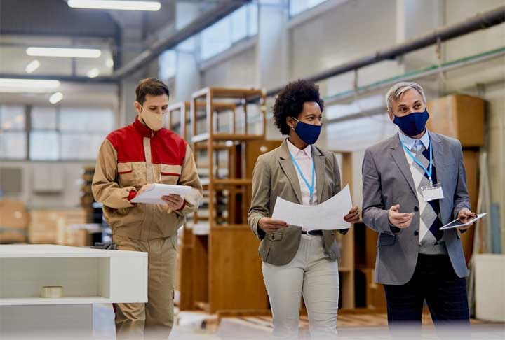 9. Gestor de operações e logística: Os investimentos crescentes em infraestrutura proporcionam oportunidades para profissionais gerenciarem operações e logística. A formação recomendada é: Graduação em Engenharia, Administração, Economia ou Comércio Exterior.-Imagem Freepik