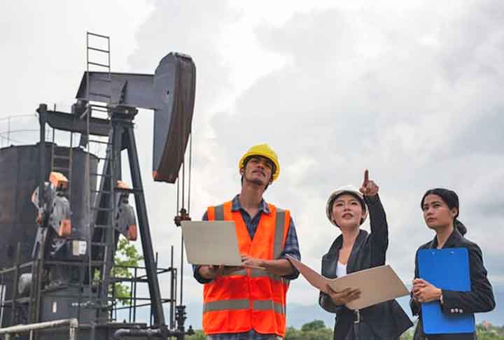 11. Engenheiro de petróleo e gás: Enfrentando o desafio de extrair energia de forma mais eficiente, esses profissionais são fundamentais para o desenvolvimento. A formação recomendada é: Graduação em Engenharia de Petróleo.-Imagem Freepik
