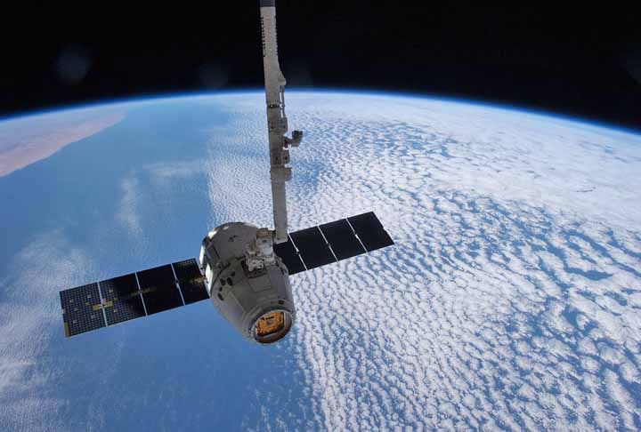 As luzes em Porto Alegre podem ser reflexos do sol batendo em algum deles.- Imagem de SpaceX-Imagery por Pixabay