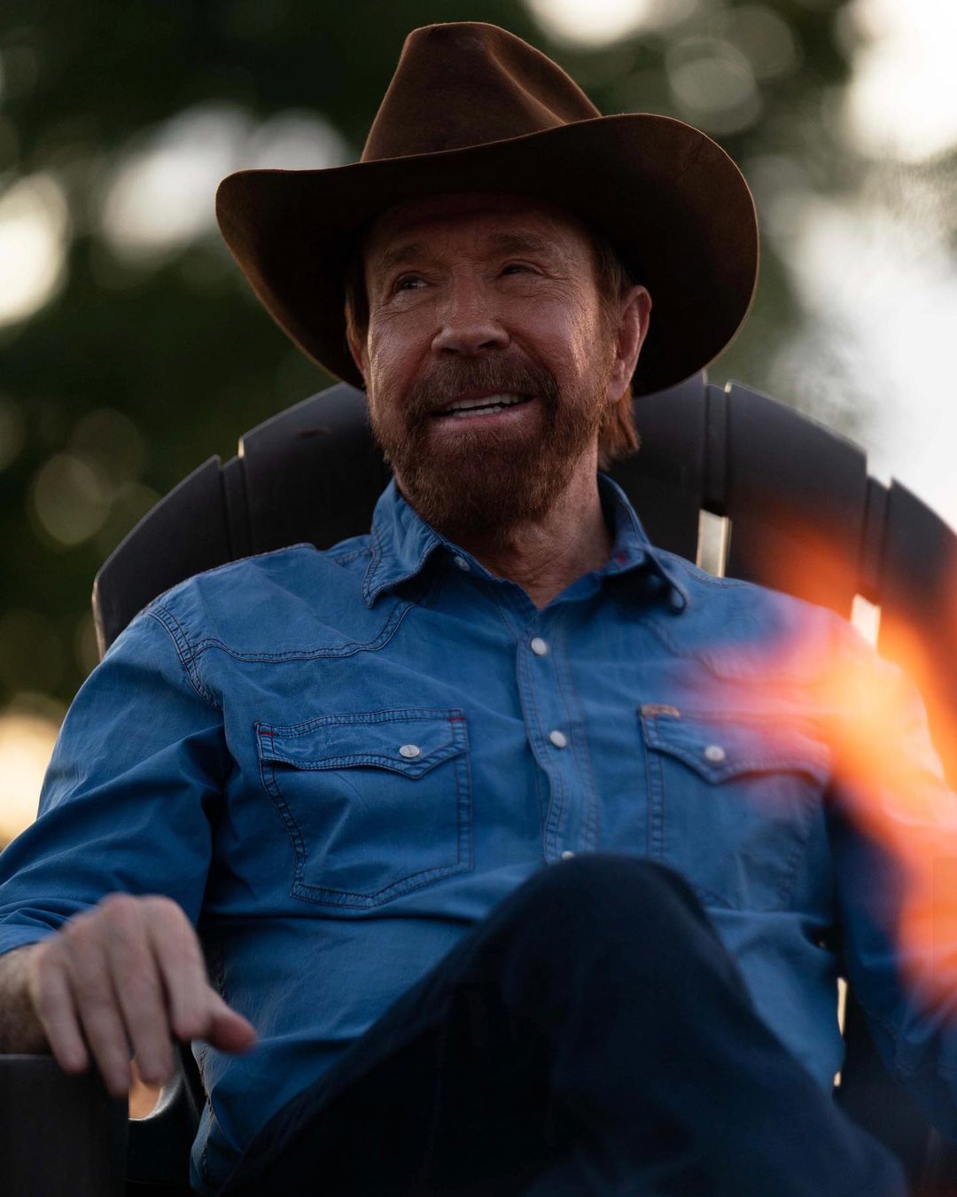 Nascido em 10 de março de 1940, em Oklahoma, Chuck Norris é um artista marcial, ator, produtor de cinema estadunidense, que conquistou o mundo com seus filmes de ação nos anos 70 e 80 e se tornou uma verdadeira lenda do gênero. 
