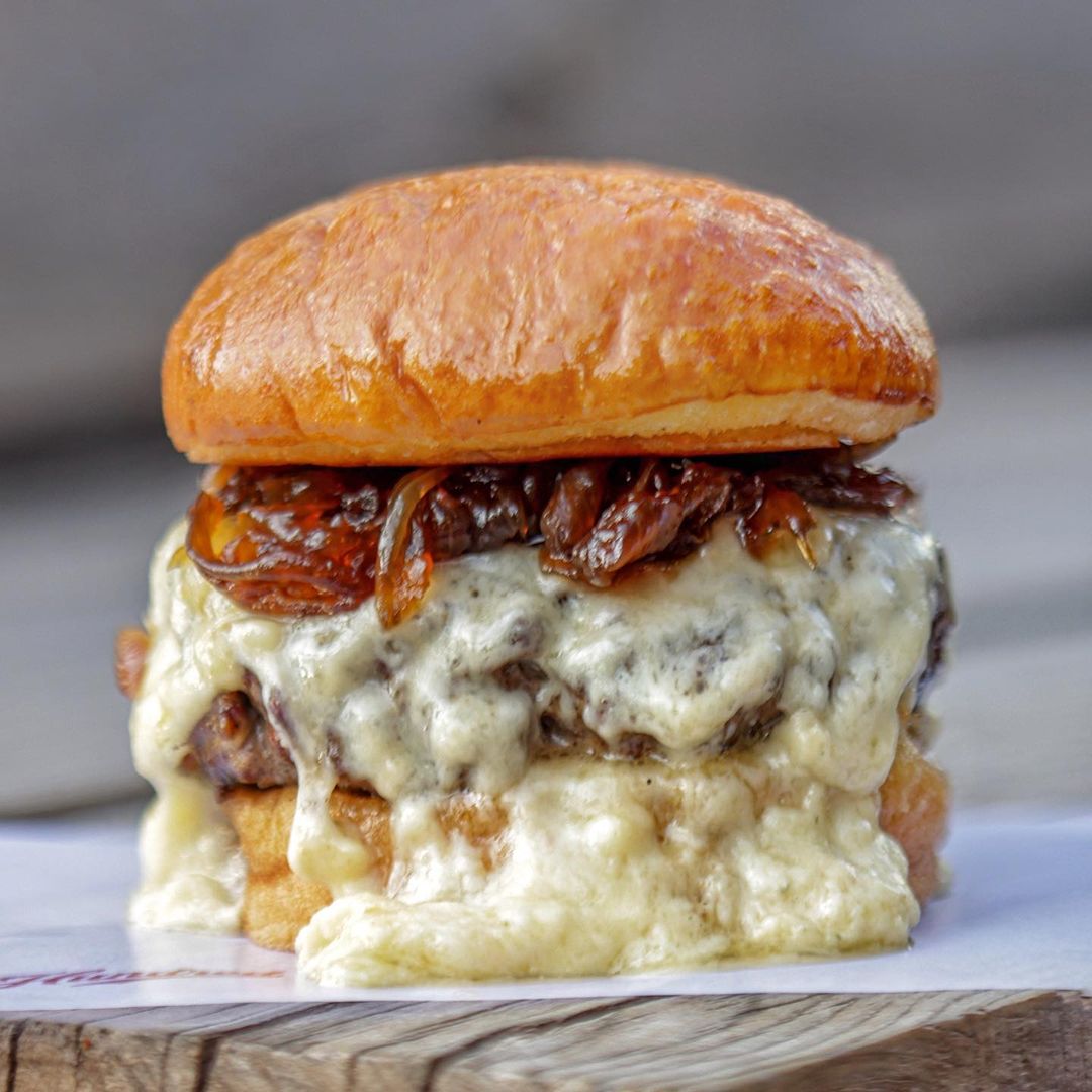 Oferece um hambúrguer exclusivo, com carne bovina maturada por 60-90 dias, queijo cheddar, bacon, cebola caramelizada, molho de churrasco e creme de camembert é repleto de sabores.