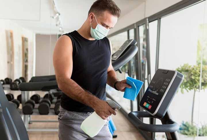 Esse cuidado ficou ainda mais evidente após a pandemia de covid-19, que trouxe à tona a importância da higiene, sobretudo das mãos e o uso do álcool gel. Muitas pessoas tocam nas barras e aparelhos de musculação e o contato recorrente traz riscos. 