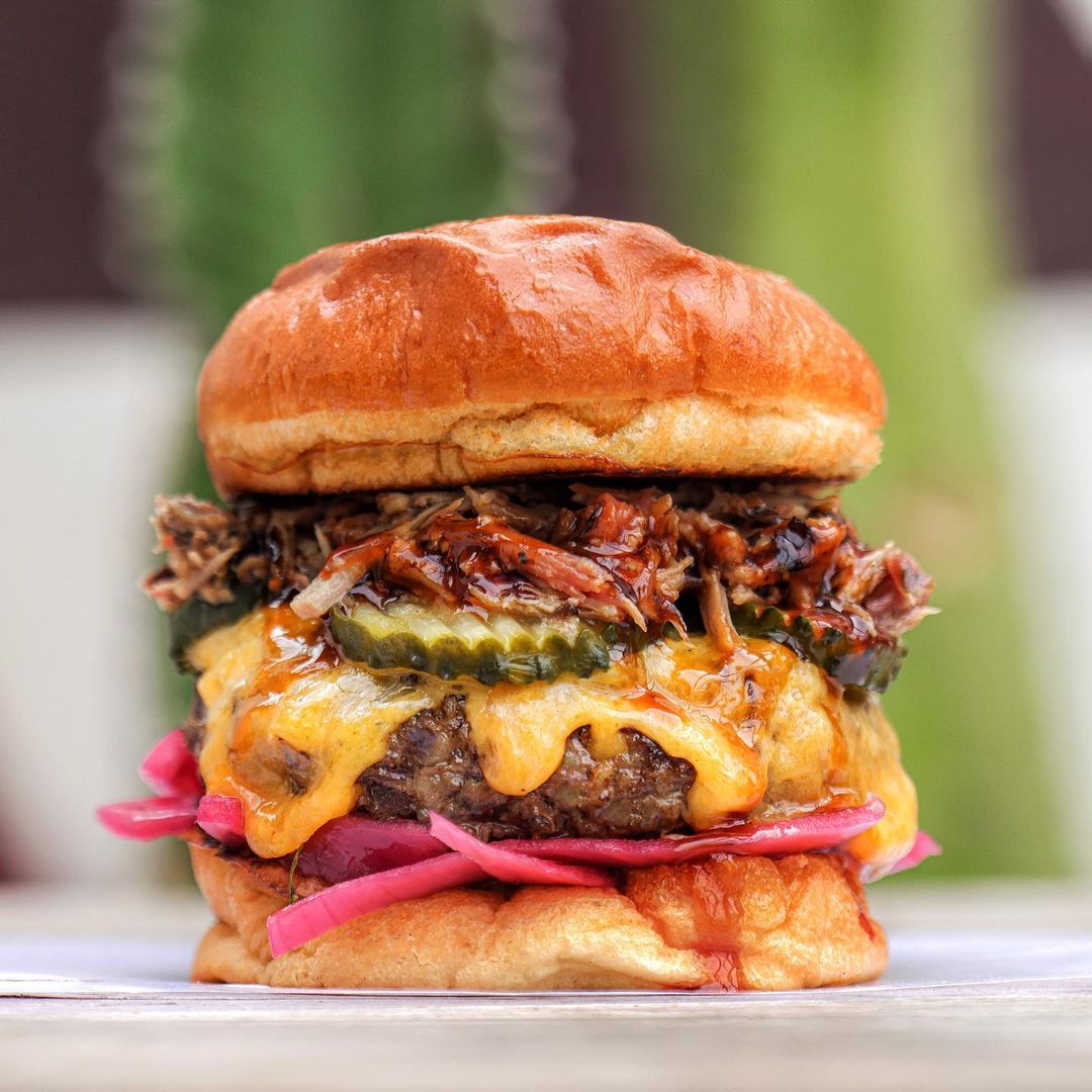 Além do insano hambúrguer Paul Finch com um incompreensível 80-120 dias de maturamento a seco. Os hambúrgueres impressionam, com um saboroso pão híbrido de leite brioche, que combina perfeitamente com os intensos hambúrgueres de carne Rubia Gallega que derretem na boca.