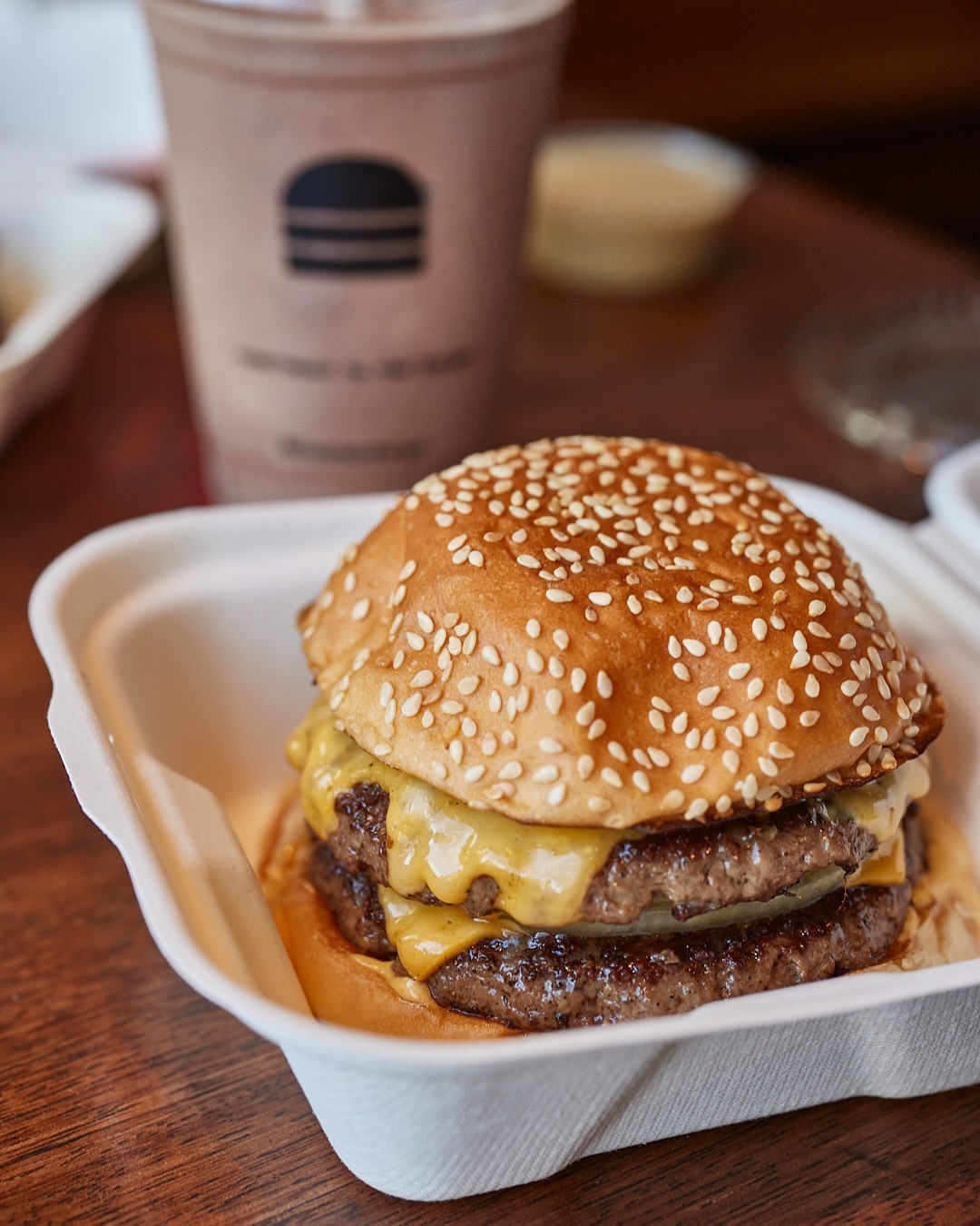 É considerado uma visita obrigatória em Londres, e seu hambúrguer duplo de bacon com batatas fritas é uma opção favorita do menu, com fenomenal carne maturada a seco. Um pão macio de gergelim e bacon crocante e salgado realçando os sabores. A simplicidade de seus hambúrgueres, com foco em carne, pão, queijo, cebola e molho, é a chave do seu sucesso. 