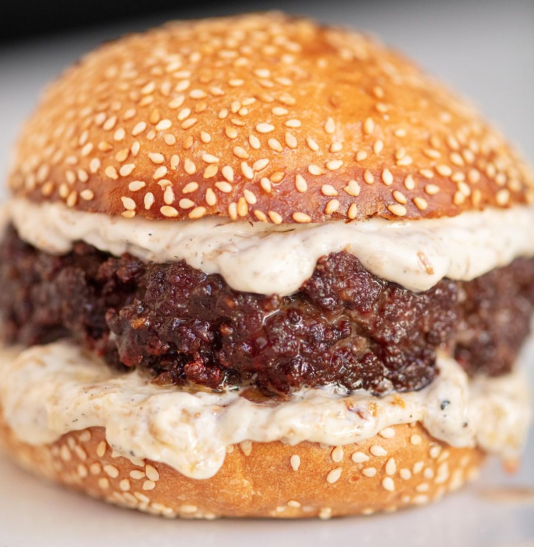 Entre as presenças brasileiras, está a 'Holy Burguer', localizada em São Paulo, que ocupa a quinta colocação, enquanto a carioca 'Encantado Burguer' ficou com a 19ª posição. Ambas receberam muitos elogios pela qualidade do pão, carne e queijo. 