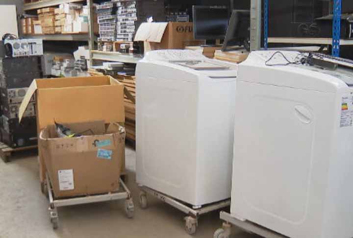 Uma das campanhas recentes, fruto da parceria público-privada, tem como foco a população do Distrito Federal. Em dias combinados, o consumidor leva equipamentos para descartar em pontos da Zero Impacto e recebe na hora um Pix de R$ 1 para cada quilo descartado. O pagamento é válido somente nos dias e locais da campanha.