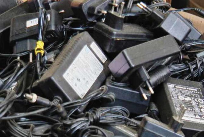 Bijuterias tech e inclusão: ONG transforma lixo eletrônico e capacita mulheres em programação