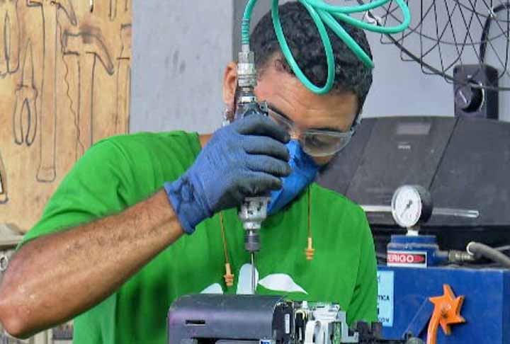 No Brasil, o Decreto Federal 10.240/2020 faz parte da PolÃ­tica Nacional de ResÃ­duos SÃ³lidos e determina a aplicaÃ§Ã£o da LogÃ­stica Reversa para a reciclagem de eletroeletrÃŽnicos e eletrodomÃ©sticos.