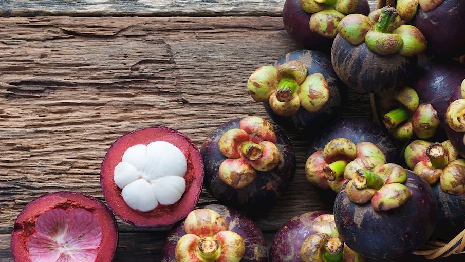 1. Mangostão: Também conhecido como mangostão roxo , é uma planta tropical cultivada por seus frutos doces. Acredita-se que sua origem esteja nas Ilhas da Sonda, hoje divididas entre Indonésia, Malásia, Brunei e Timor Leste. O Mangostão caracteriza-se pela sua casca firme, roxa escura, que cobre e protege o fruto branco comestível.