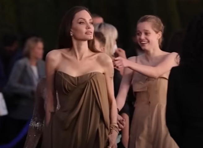 Em junho de 2024, Shiloh Jolie-Pitt, filha dos atores, entrou na justiça pedindo para remover o sobrenome do pai. Ela quer manter apenas o Jolie, da mãe (com ela na imagem). Na prática, Shiloh já vem usando apenas o sobrenome materno, mas agora quer oficializar a medida. -Reprodução de vídeo rede social 