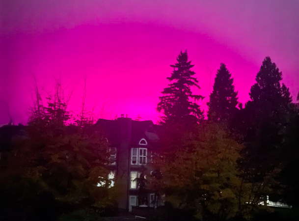 Momentos em que o céu cor-de-rosa deixou moradores intrigados