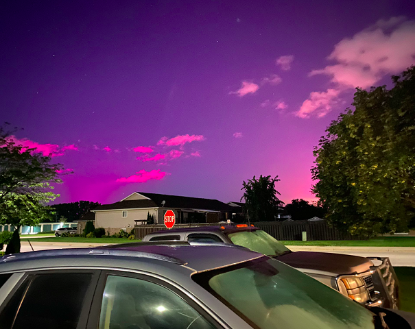 Os habitantes de Vancouver, no Canadá, ficaram intrigados com um fenômeno na madrugada de 6/11/2023.  Diversos moradores relataram ter visto um pedaço do céu ficar cor-de-rosa.-reprodução x