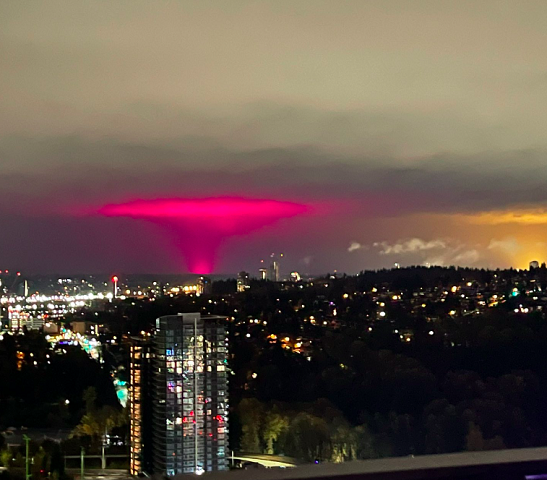 Diversos moradores capturaram imagens do céu rosa e compartilharam os vídeos nas redes sociais, atraindo a atenção de internautas pelo mundo. -reprodução x