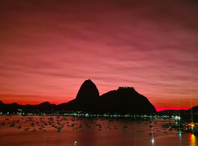 Rio de Janeiro, Bahia, São Paulo, Minas Gerais e Mato Grosso foram algumas das cidades que presenciaram o fenômeno. A paisagem carioca no cartão postal do Pão de Açúcar ficou assim, com um céu rosa preenchendo o cenário. -Divulgação / Elisa Soupin