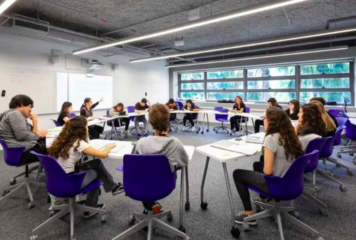 Mas e no Brasil? Um levantamento da revista Forbes apontou que 17 das 27 escolas mais caras do país ficam em São Paulo.