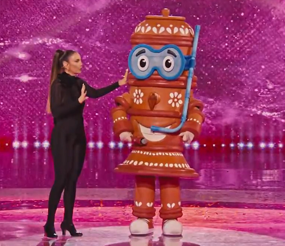 O sucesso do filtro de barro no Brasil é tão grande que no início de 2023 o objeto foi usado como fantasia por um dos participantes do reality show ?The Masked Singer Brasil?. - reprodução tv globo
