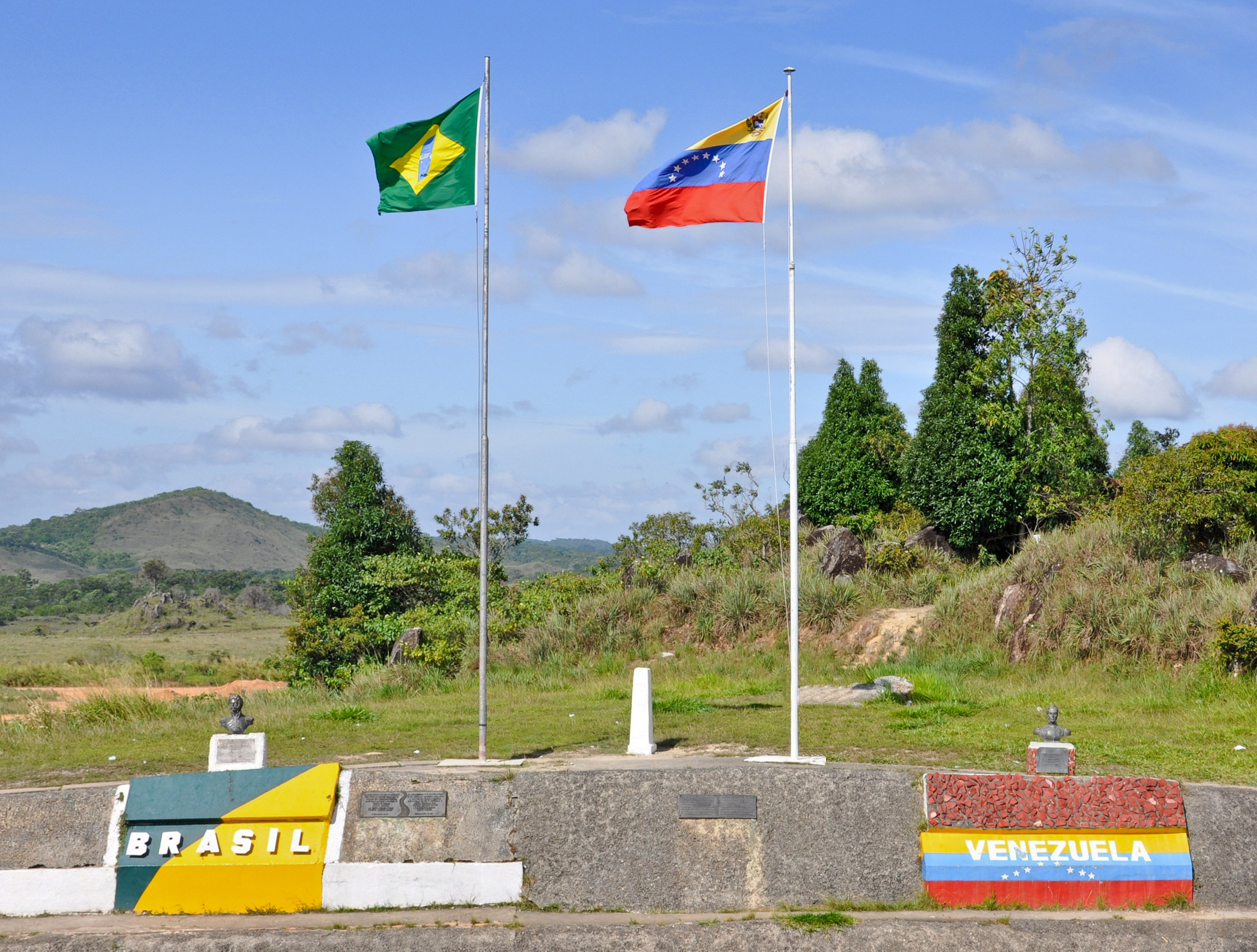 A cidade Ã© conhecida como a porta de entrada para os venezuelanos e com uma populaÃ§Ã£o de 19.305 pessoas, de acordo com o Censo de 2022, divulgados pelo Instituto Brasileiro de Geografia e EstatÃ­stica (IBGE).