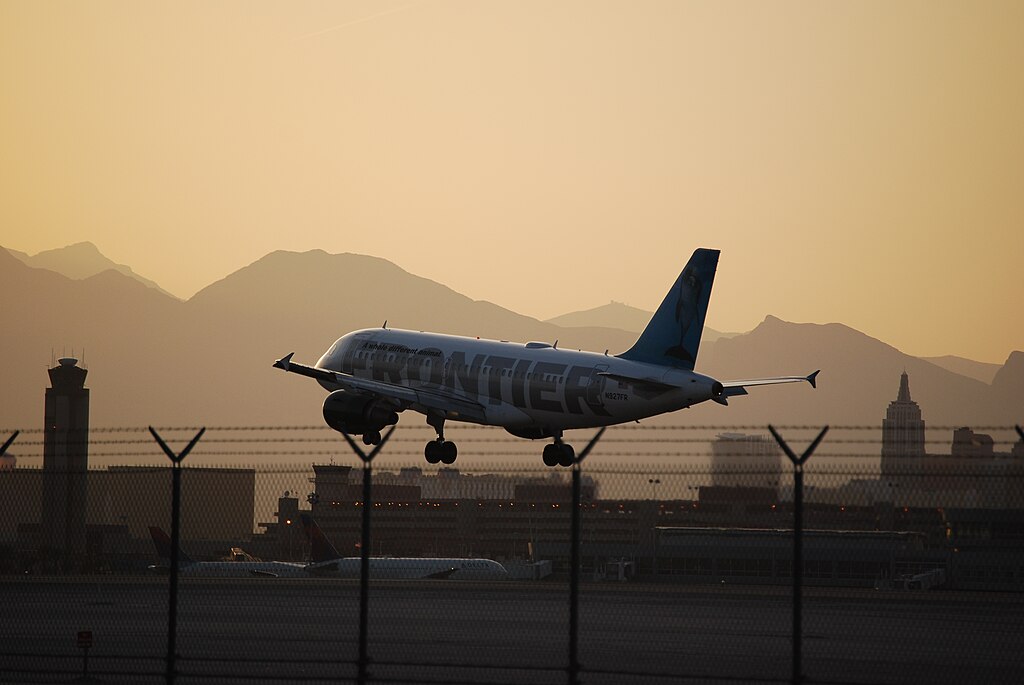 O avião saiu de Houston e deveria pousar em Denver, mas acabou sendo desviado para Dallas, de acordo com os registros de voo.