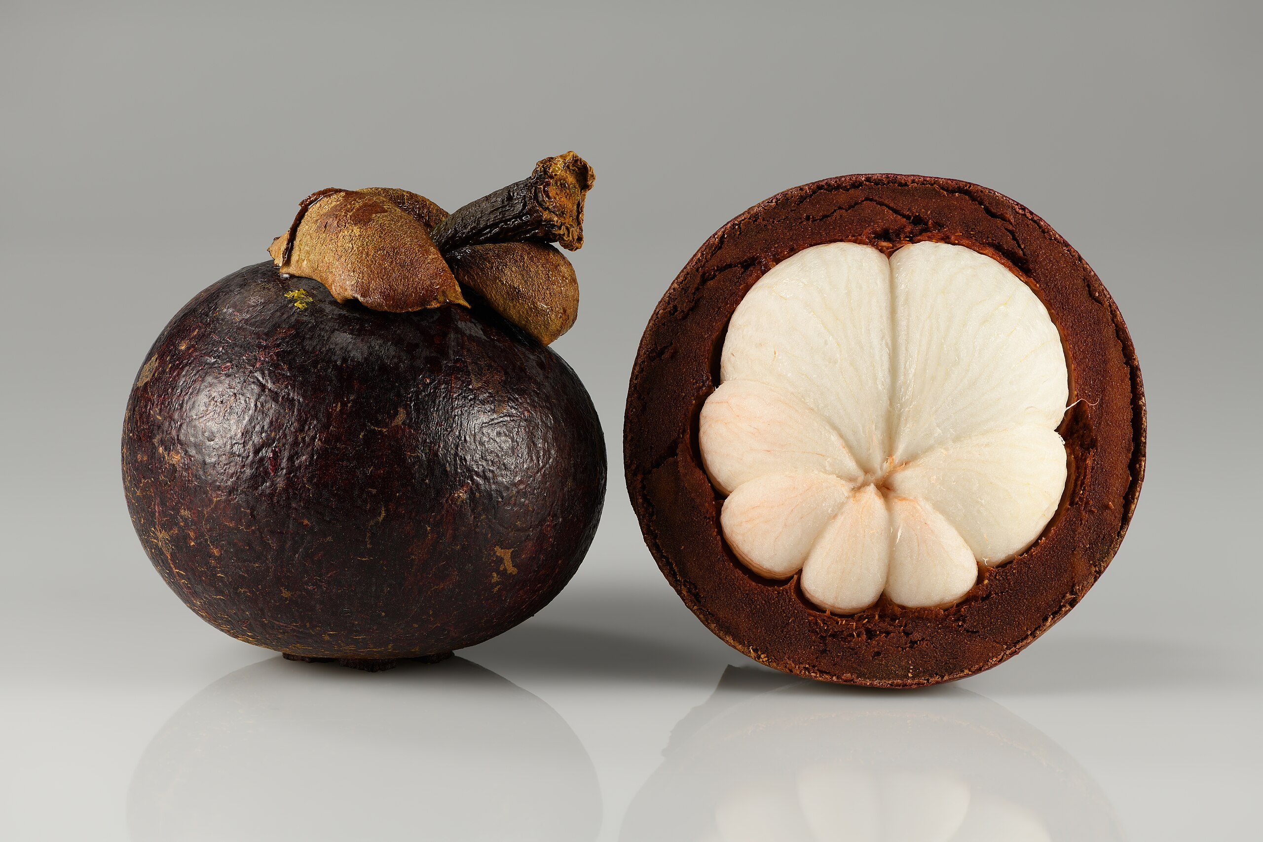 1. Mangostão: É uma planta tropical originária das Ilhas da Sonda (hoje Indonésia, Malásia, Brunei e Timor Leste). Tem casca firme, roxa escura, que protege o fruto branco comestível. É macia, suculenta e doce, com notas de acidez. Consumida pura ou incorporada a sobremesas, saladas, smoothies, chás ou sorvetes.  - Ivar Leidus/Wikipedia